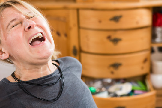 frau schreit vor angst