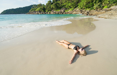 Fototapeta na wymiar Young girl on the beach . Tropical vacation .Thailand . Phuket . Freedom beach.