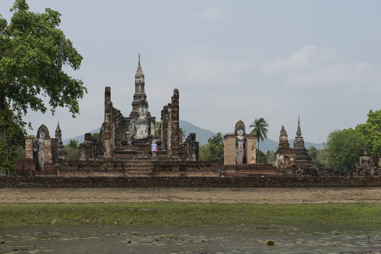 Stupas y templos budistas en el Parque arqueológico de Sukhothai, Tailandia 