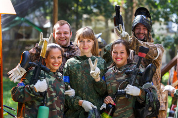 Happy team of five paintball players outdoors - obrazy, fototapety, plakaty