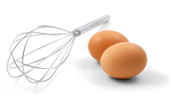 Frusta con due uova su sfondo bianco