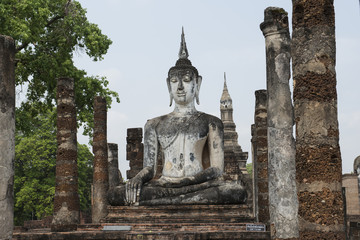 Fototapeta na wymiar Gran buda de piedra y stupa en el Parque arqueológico de Sukhothai, Tailandia 