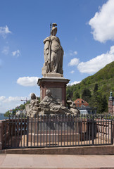 Fototapeta na wymiar Das Minerva-Denkmal auf der Alte Brücke bzw.der Karl-Theodor-Brücke Heidelberg, Neckar, Baden- Würtemberg, Deutschland, Europa