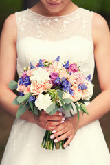 Obraz na płótnie Canvas gentle bridal bouquet in hands