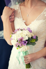 Obraz na płótnie Canvas gentle bridal bouquet in hands