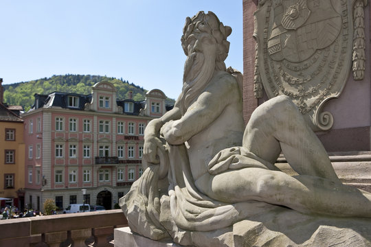 Das Karl-Theodor-Denkmal des Kurf&uuml;rst Karl Theodor auf der  Alte Br&uuml;cke bzw.der Karl-Theodor-Br&uuml;cke   Heidelberg, Neckar, Baden- W&uuml;rtemberg, Deutschland, Europa