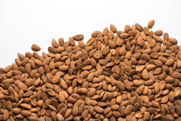 Distesa di mandorle su fondo bianco