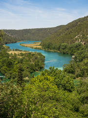 Fototapeta na wymiar Luftaufnahme des Flusses Krka im Krka Nationalpark in Kroatien