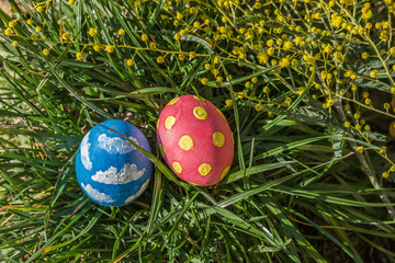 Раскрашенные яйца как символ Пасхи на траве