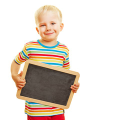 Kind mit leerer Tafel für Werbung