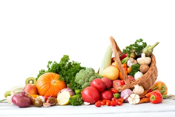 Crédence de cuisine en verre imprimé Légumes Légumes et fruits biologiques dans un panier en osier.