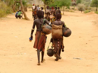 Selbstklebende Fototapeten Local people on the market in the village of Turmi, Ethiopia © Rafal Cichawa