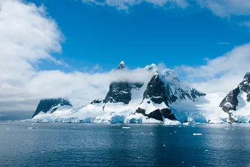 Foto op Aluminium Bergen van Antarctica op een mooie zonnige dag © ayamik
