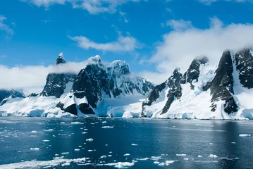 Rolgordijnen Bergen van Antarctica op een mooie zonnige dag © ayamik
