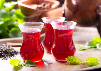 glasses of tea with mint