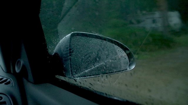 Au&szlig;enspiegel im Regen