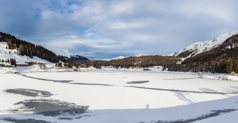 Fototapeta na wymiar Panorama view of the frozen Davos Lake