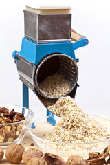 Alte Nussmühle mit Handkurbel