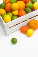 Obstkiste mit frischen Zitrusfrüchten, Orangen, Zitronen, Mandarinen, Limetten, Saftbar, gesunde Ernährung, Vitamin C, gemischt © mahey