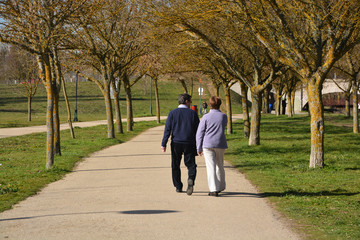 pareja paseando por un parque