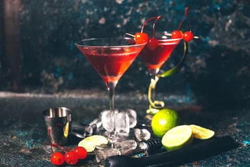 Crédence de cuisine en verre imprimé Cocktail cocktail alcoolisé avec vodka et gin, long drink cosmopolite en verre premium. effet vintage
