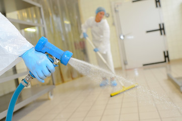 Factory worker cleaning floor - obrazy, fototapety, plakaty