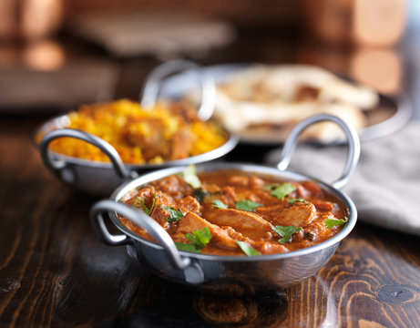 indian butter chicken curry in balti dish