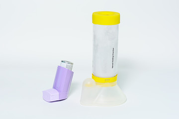 Valved holding chambers