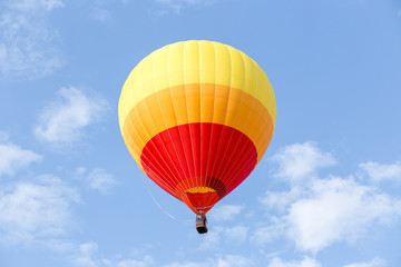 Obraz premium Colorful hot air balloon on blue sky
