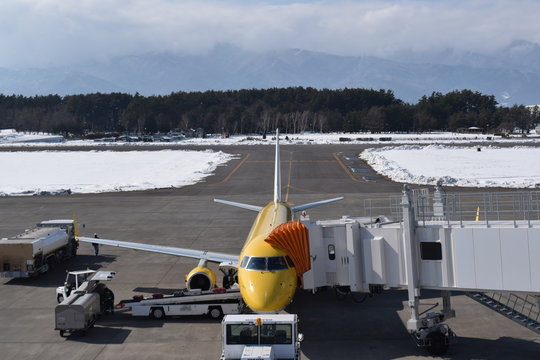 雪の信州まつもと空港に停まっている飛行機