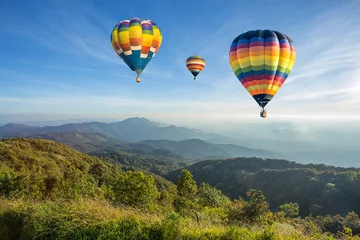 Fotobehang Ballon Heteluchtballon boven hoge berg bij zonsondergang