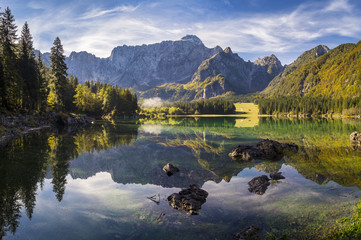 Panorama wysokiej rozdzielczości jeziora w Alpach - obrazy, fototapety, plakaty
