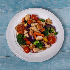 Pieces of chicken with grilled vegetables