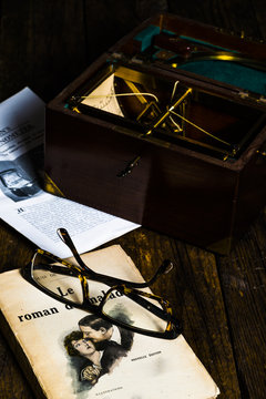 lecture,livre avec lunettes