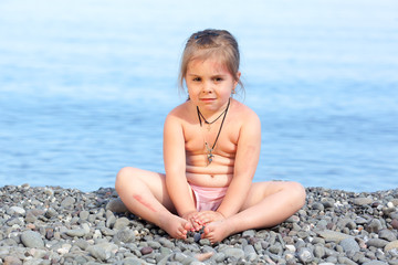 Fototapeta na wymiar Girl sitting on the beach