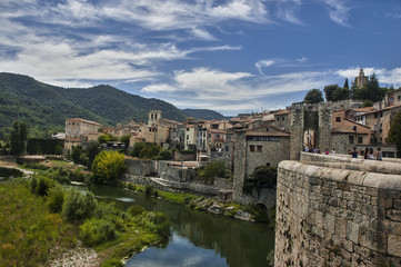Fototapeta na wymiar Puente Medieval de Besalú en Gerona (España)