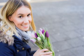 frau hat tulpen gekauft