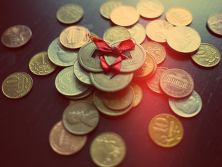 Монеты разных стран мира как иллюстрация темы финансы.