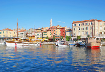 Fototapeta na wymiar im Hafen des beliebten Touristenortes Rovinj in Istrien an der Adria,Kroatien 