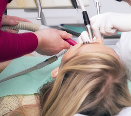 Dentist examine patient's teeth