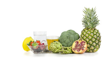  Detox food like fruit (pineapple, granada, lemon, strawberries), vegetables (artichoke, broccoli) and drinks (water and green tea).