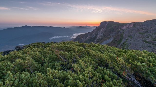大雪山国立公園の桂月岳からみた黒岳に登る日の出と雲海のタイムラプス
