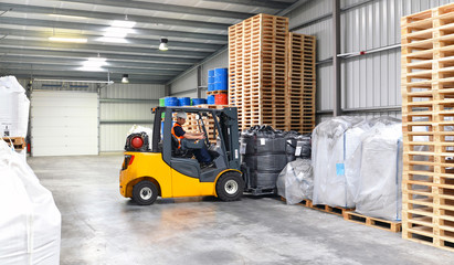 Fahrer im Gabelstapler in einem Lager // Workers with forklift in the depot