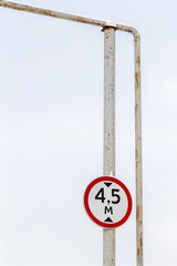 Road sign limitation height