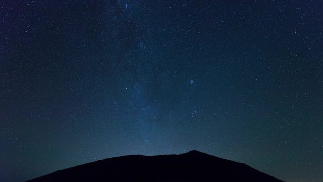 大雪山国立公園の黒岳に登る天の川のタイムラプス