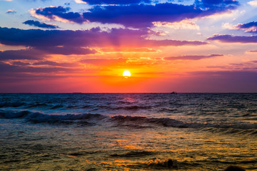 Coucher de soleil sur la mer de Dubaï