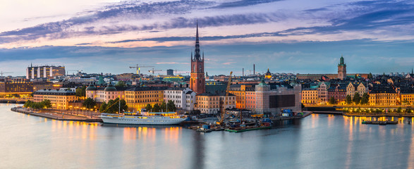 Toneel de zomernachtpanorama van Stockholm, Sweden