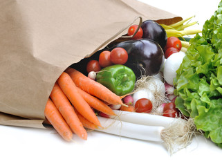 sac en papier  de légumes en vrac sur fond blanc 