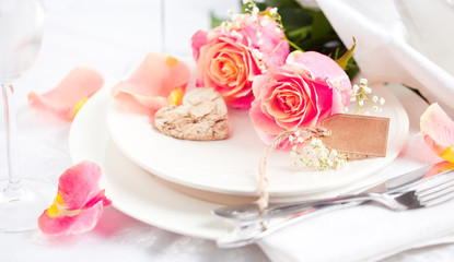 Feierlich gedeckter Tisch mit Rosen