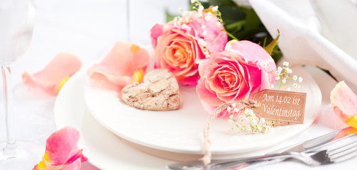 Feierlich gedeckter Tisch mit Rosen